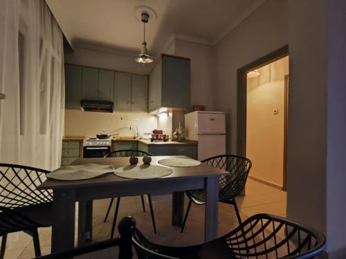 una pequeña cocina con una mesa y sillas en una habitación en Anastasia's House, en Florina