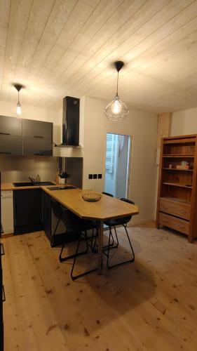 Kuchyň nebo kuchyňský kout v ubytování Maison Brunet