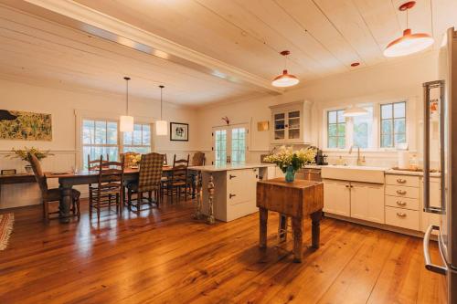 Kuchyň nebo kuchyňský kout v ubytování Charming Farmhouse Secluded Water Views Firepit