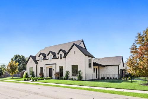 Gallery image of The Fairway on Maple in Frisco