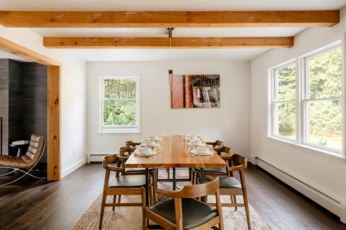 Posezení v ubytování Woods Edge Private 5 Acres Hot Tub Fire Pit