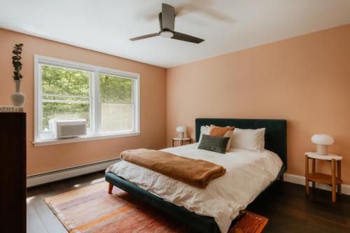 Postel nebo postele na pokoji v ubytování Woods Edge Private 5 Acres Hot Tub Fire Pit