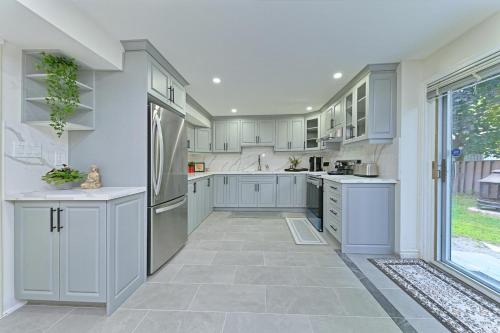 Fotografie z fotogalerie ubytování SPACIOUS FULLY PRIVATE 2BR UNIT ON GROUND LEVEl v destinaci Burlington