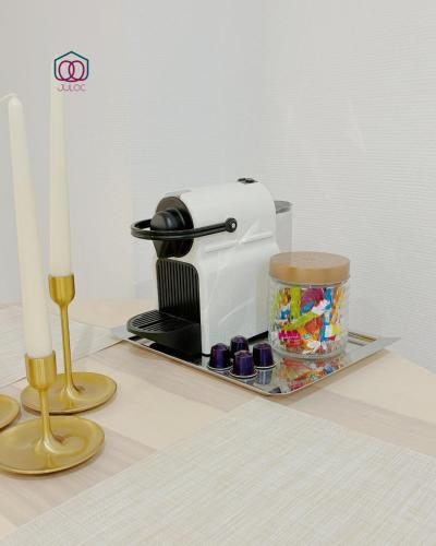 Ein Toaster auf einem Tablett, Kerzen auf einer Theke in der Unterkunft Le Tiny Strasbourg - Adorable logement calme en plein coeur de la ville in Straßburg