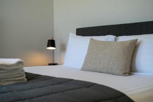 En eller flere senge i et værelse på A Room on the Peninsula