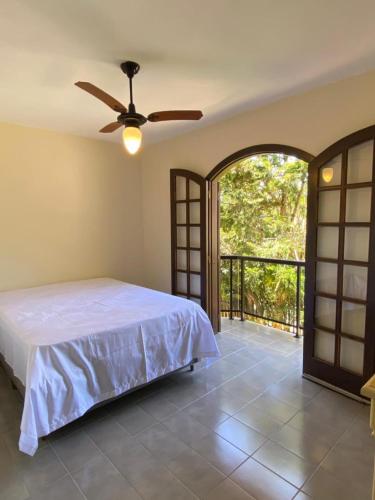 Ένα ή περισσότερα κρεβάτια σε δωμάτιο στο Sobrado Guaratuba 3 quartos