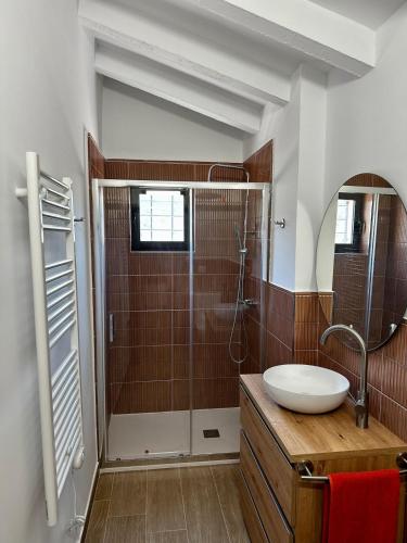 a bathroom with a sink and a shower at Casa Fuente Rivera - Casa completa para grupos, hasta 14 personas in Moratalla