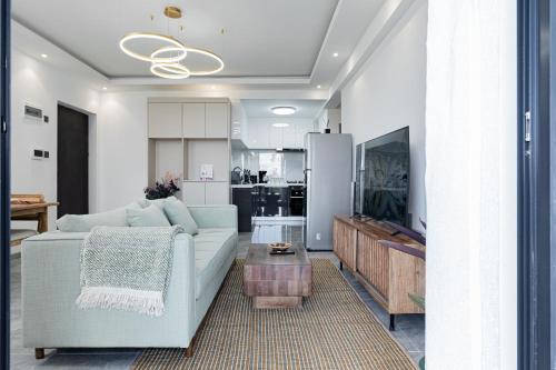 a living room with a couch and a kitchen at Diamond Ivy Two Bedroom Apartment, Swimming pool, gym, workspace ,Wonderiss Homes Kileleshwa Living in Nairobi