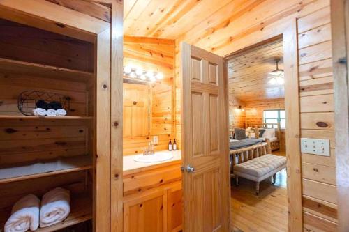 Bison Point-Ladder Ball, Corn Hole, Fire Pit, Sleeps 10 في بروكن بو: حمام مع حوض في كابينة خشب