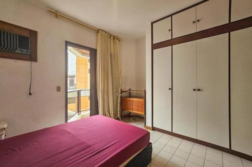 una camera con un letto e un grande armadio di Edifício Sunshine Guarujá - Apto Alto Padrão Próximo à Praia a Guarujá