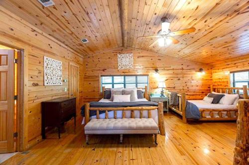 Bison Point-Ladder Ball, Corn Hole, Fire Pit, Sleeps 10 في بروكن بو: غرفة نوم بسريرين في كابينة خشب