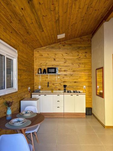 Køkken eller tekøkken på Chalé para casais! Completo e perto de tudo!