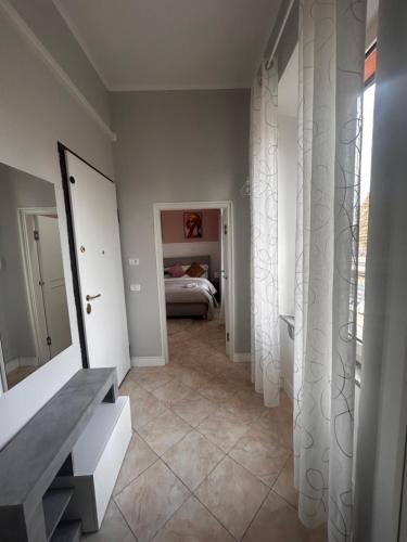 Habitación con dormitorio con cama y ventana en Speranza, en Grosseto