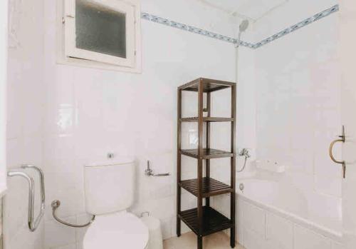 ein weißes Badezimmer mit Toilette und Dusche in der Unterkunft Espectacular Apartamento in Cala'n Bosch