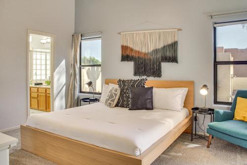 Postel nebo postele na pokoji v ubytování Pet-Friendly Home with Private Pool in Gold Canyon!