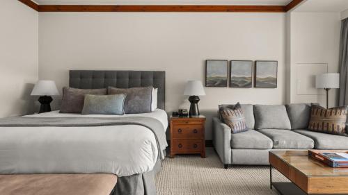 Posezení v ubytování 378 Lodge At Spruce Peak Ski In Ski In Ski Out King Studio By Stowe Mountain Rentals