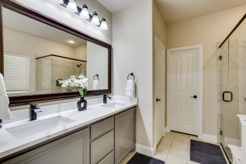 Koupelna v ubytování 3,000-Sq-Ft Family Home in Anna with Game Room!