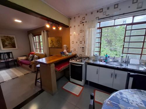 eine Küche mit Herd und Arbeitsplatte in der Unterkunft Refugio na Natureza in Santo Antônio do Pinhal