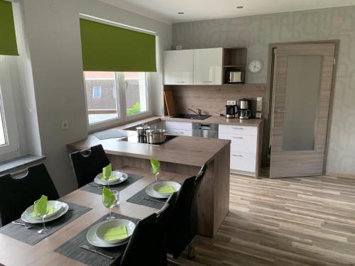 Kuchyň nebo kuchyňský kout v ubytování FeWo Familie Herold - 2 SZ