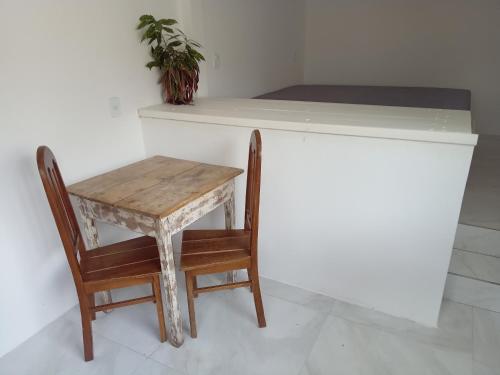 ein Tisch und zwei Stühle und ein Tisch und ein Tisch und ein Tisch in der Unterkunft Casa Verde Guest in Saco de Fora