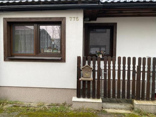 Budova, kde se chata nachází