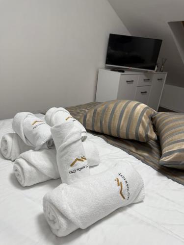 une pile de serviettes posée sur un lit dans l'établissement Old Town Loft Sarajevo, with Free Parking, à Sarajevo