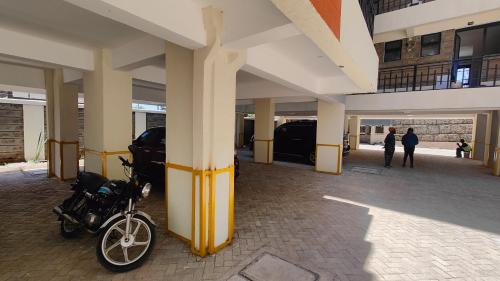 ein Fahrrad, das in der Mitte eines Gebäudes geparkt ist in der Unterkunft One Bedroom Apartment near KSG - Arc II in Nairobi
