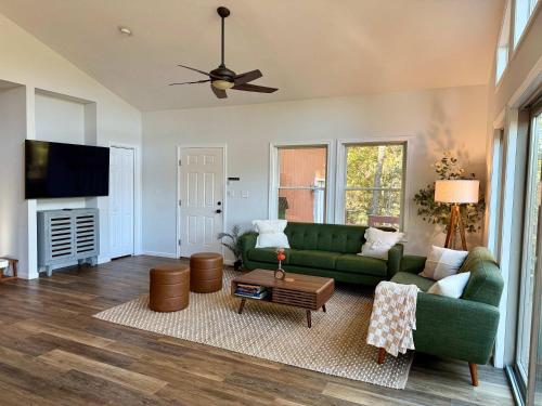 Televiisor ja/või meelelahutuskeskus majutusasutuses Amazing Views Hot Tub Fire Pit & Chefs Kitchen