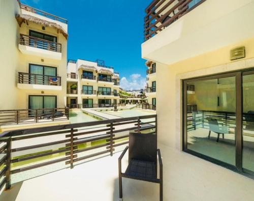 En balkon eller terrasse på Aldea Thai Downtown Oceanview Residences