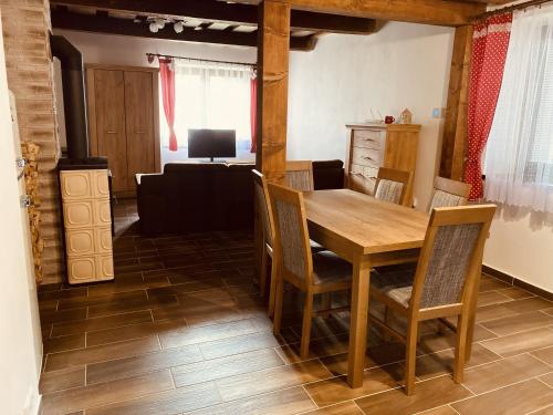 une salle à manger avec une table et des chaises en bois dans l'établissement Chata Mária, à Liptovská Lúžna