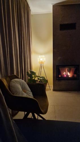 Ein Sitzbereich in der Unterkunft Chatka Niedźwiadka - domki w górach z widokiem na Beskid Niski i Sauną w cenie