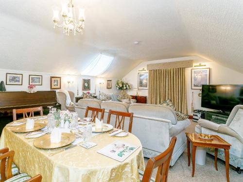 un salon avec une table et un piano dans l'établissement The Gatehouse-Uk11836, à Dronfield