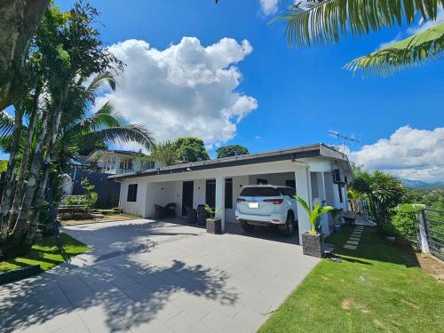 Aed väljaspool majutusasutust Luxury Executive 3BR Home Near Prime Business Area