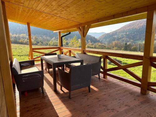 Ein allgemeiner Bergblick oder ein Berglick von des Ferienparks aus