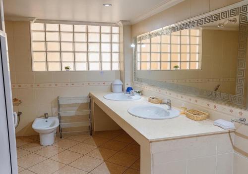 Ένα μπάνιο στο Luxury apartment with garden view