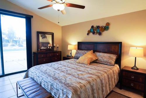 En eller flere senge i et værelse på Stylish Condo with Golf Course Views