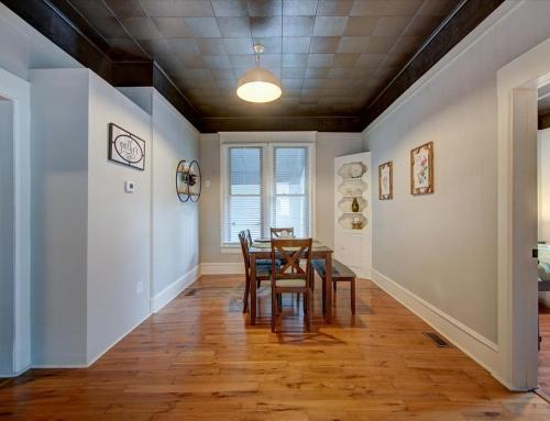 a dining room with a table and chairs at Modern Park Avenue Cottage in Hot Springs in Hot Springs