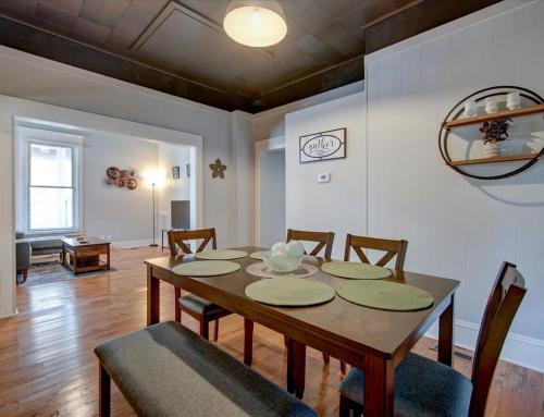 a dining room with a table and chairs at Modern Park Avenue Cottage in Hot Springs in Hot Springs