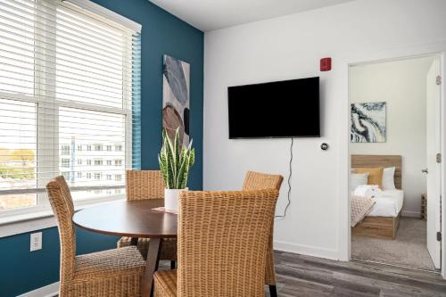 ein Esszimmer mit Tisch und Stühlen in der Unterkunft Luxury 5Beds 3Baths 2Balcony Penthouse 542Blvd in Atlanta