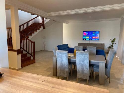 TV a/nebo společenská místnost v ubytování Villa Le Charme de Somone Piscine privée confort & proximité plage