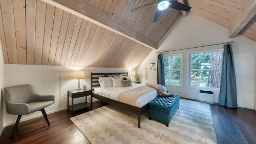 una camera da letto con un letto, una sedia e una finestra di Retreat with Lake Access Deck Modern Interior Agate Peak by Avantstay a Tahoe Marina Estates