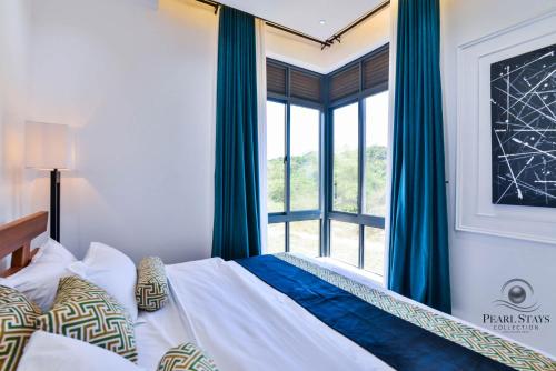 Ένα ή περισσότερα κρεβάτια σε δωμάτιο στο Lakeside Serenity Stylish 2BR Getaway - Entebbe