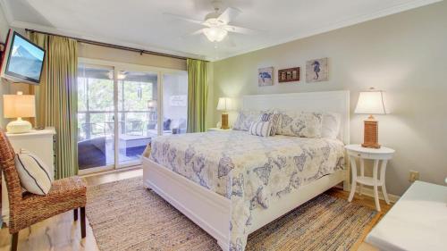 Postel nebo postele na pokoji v ubytování 2 Condos in Wild Dunes Pool Hot Tub Marina Views Yacht Harbor by AvantStay