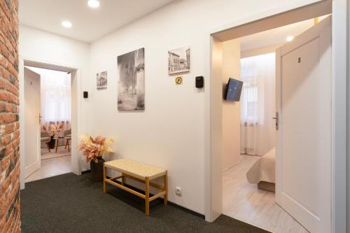 Zimmer mit einem Flur mit einer Tür und einem Tisch in der Unterkunft Kazimierz Residence Square by Staymoovers in Krakau