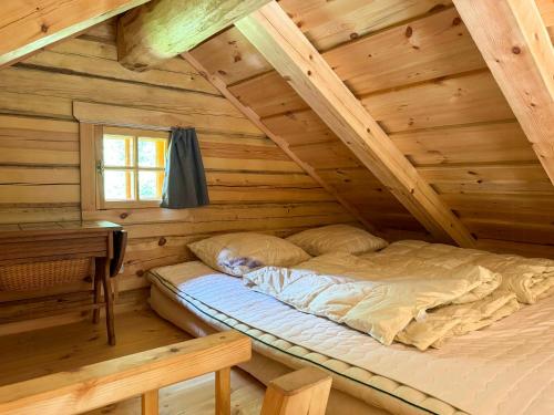 Ένα ή περισσότερα κρεβάτια σε δωμάτιο στο Authentic Log Cabin In Forest Near Ejstrupholm