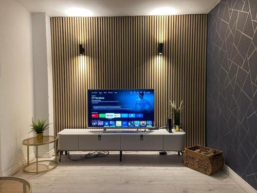 TV a/nebo společenská místnost v ubytování 5 bedroom 3 bathroom, Parking, Netflix, Pool table, Wifi, Contractors, NHS, Families