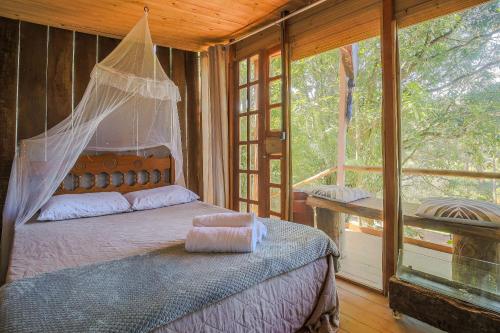 Una cama o camas en una habitación de Quinta do Vale- Cabana dos Esquilos: Lago, Cascata