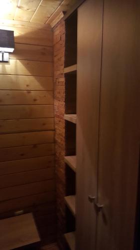 einen Schrank in einem Zimmer mit einer Holzwand in der Unterkunft Holiday Home Floris in Kopaonik