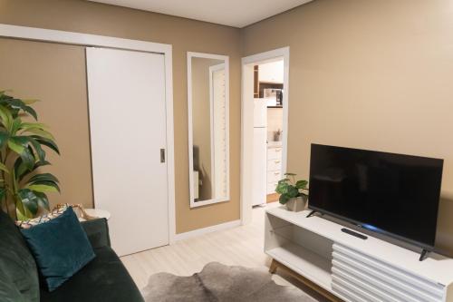 TV a/nebo společenská místnost v ubytování Apto Pet Friendly com Garagem no Centro