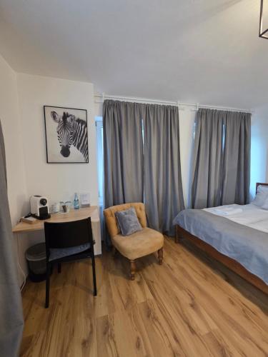 Una cama o camas en una habitación de Gasthaus Löwen in Tisis,Einzelzimmer